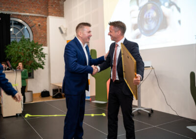 Felix Hapig (rechts) bei der Übergabe der Siegerurkunde