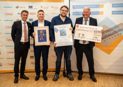 Die Gewinner des esten Platzes, Space-Magic aus Aurich, mit Laudator Felix Hapig (Links) und Herausgeber Jürgen Brüna (Rechts)