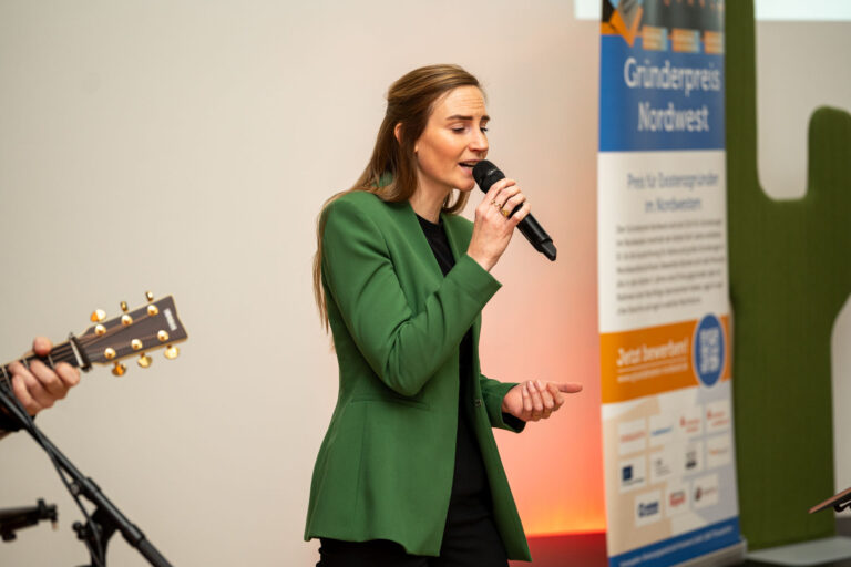 Sängerin bei der Verleihung des Gründerpreis Nordwest