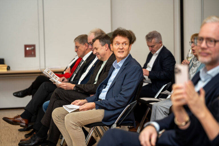Gäste und Unterstützer im Saal des Gründerpreis Nordwest