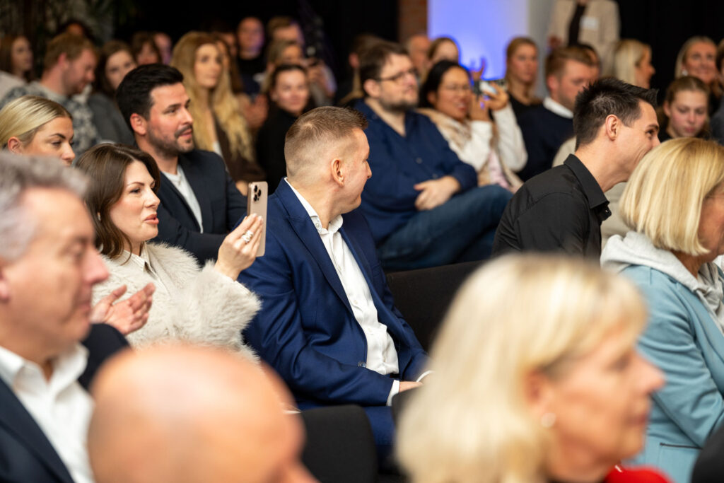 Applaudierende Gäste in den Stuhlreihen der Preisverleihung 2025.