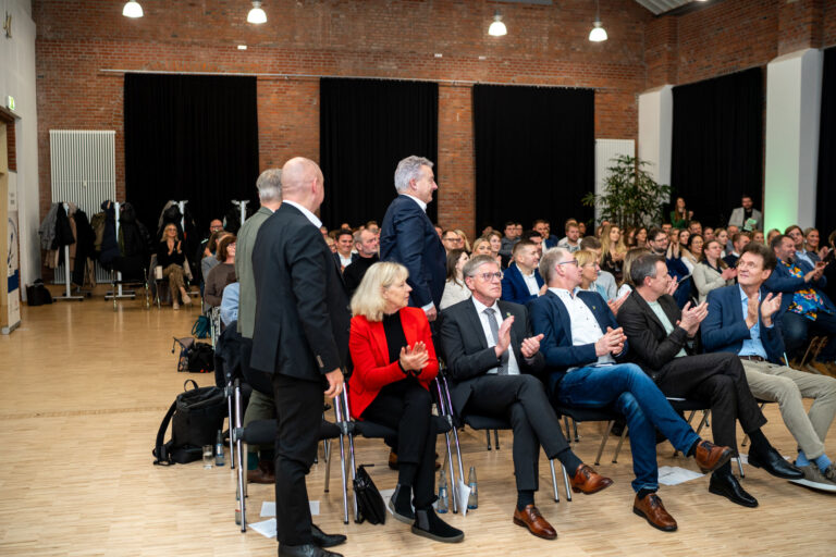 Preisträger und Gäste auf der Bühne des Gründerpreis Nordwest