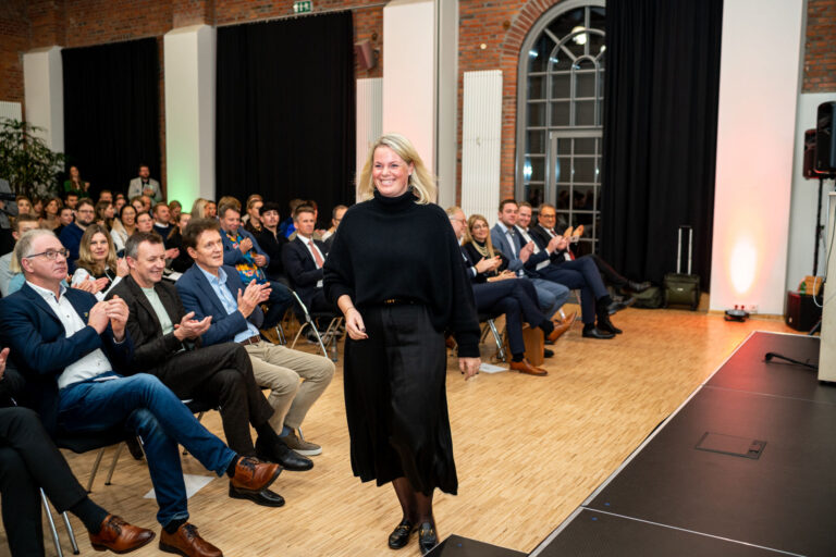 Publikum und Redner im Saal des Gründerpreis Nordwest