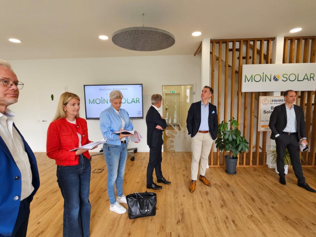 Die Jury im Ausstellungsraum von Moin Solar.