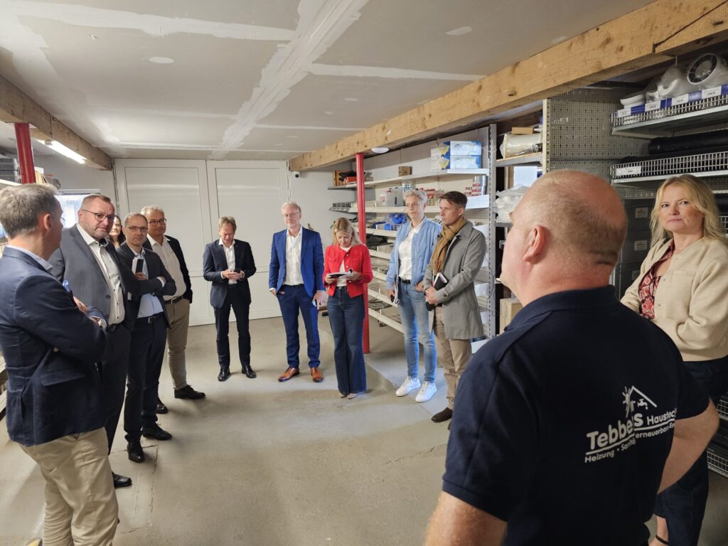 Die Jury lässt sich den Betrieb von Tebbens Haustechnik zeigen.